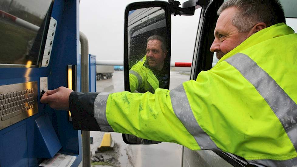 De chauffeur meldt zich met zijn pasje aan bij de computer. Op dit pasje staan gegevens van onder meer de teler en andere gebiedsspecifieke gegevens, zegt manager agrarische dienst Arno Huijsmans.