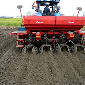 Akkerbouwers Goedegebuure en Moerland uit Sint Annaland hebben hun eerste aardappelen al gepoot.