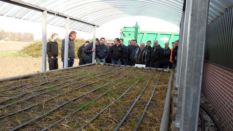 Verhoeven vangt de restvloeistof en waswater op en verspreid dit d.m.v. druppelslangen over de biomix. De Phytobac kan op deze manier ongeveer 100 m3 restvloeistof en waswater verwerken.