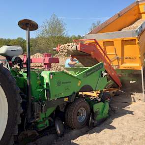 Loonwerker Frank Timmermans vult de pootmachine opnieuw. Dat het geploegde land nog een nabewerking heeft gehad, heeft zijn vruchten afgeworpen, meent Stef Sijben van akkerbouwbedrijf Peters. 'Anders was door de droogte nauwelijks een mooie rug te vormen.