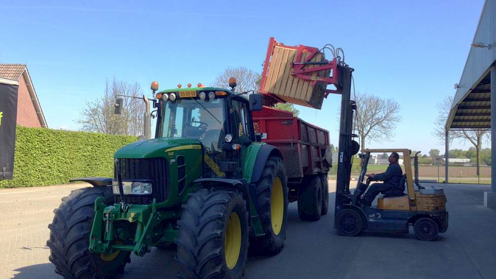 Op het erf bij Taco Agro in Meterik worden de kisten gelost in de kieper...