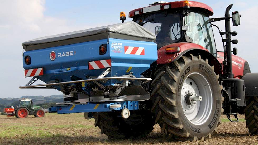 De Adler DS X 40 demonstreert het gebruik van de strooier op een schuine kopakker.