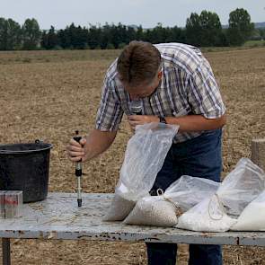 De kwaliteit van de kunstmest is een ondergeschoven kindje blijkt bij de presentatie hierover. „Meet de hardheid van de korrel die je leverancier brengt! Zit deze onder de 6 kilogram, stuur de zending dan terug. Want anders houd je na een slag van de scho