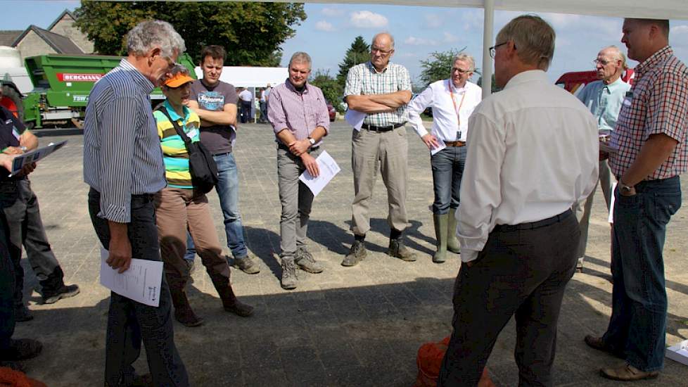 Timac Agro en Agro-Dyn voeren een bemestingsproef uit in de consumptieaardappelen. Innovator kreeg verschillende bemestingen in twee keer toegediend, en andere meststoffen in één keer. De specialisten onder het tentdoek zeggen het te vroeg te vinden om co