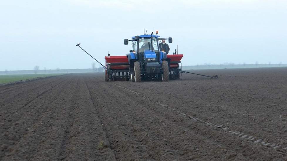 Akkerbouwer Dalebout uit Noordgouwe heeft deze week zijn eerste plantuien geplant.