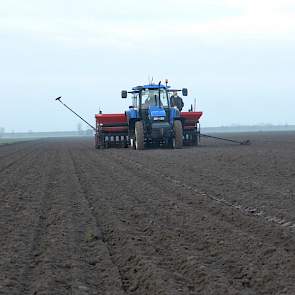 Akkerbouwer Dalebout uit Noordgouwe heeft deze week zijn eerste plantuien geplant.