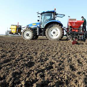 ‘Dit is het eerste perceel dat we planten dit voorjaar’, zegt de akkerbouwer uit Oosterland.