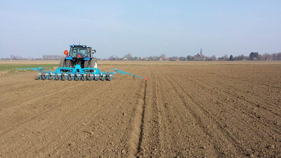 De bieten zijn gezaaid door loonbedrijf De Waal.