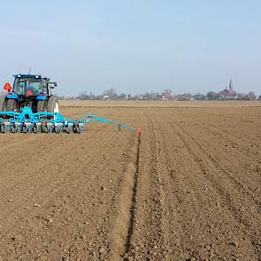 De bieten zijn gezaaid door loonbedrijf De Waal.