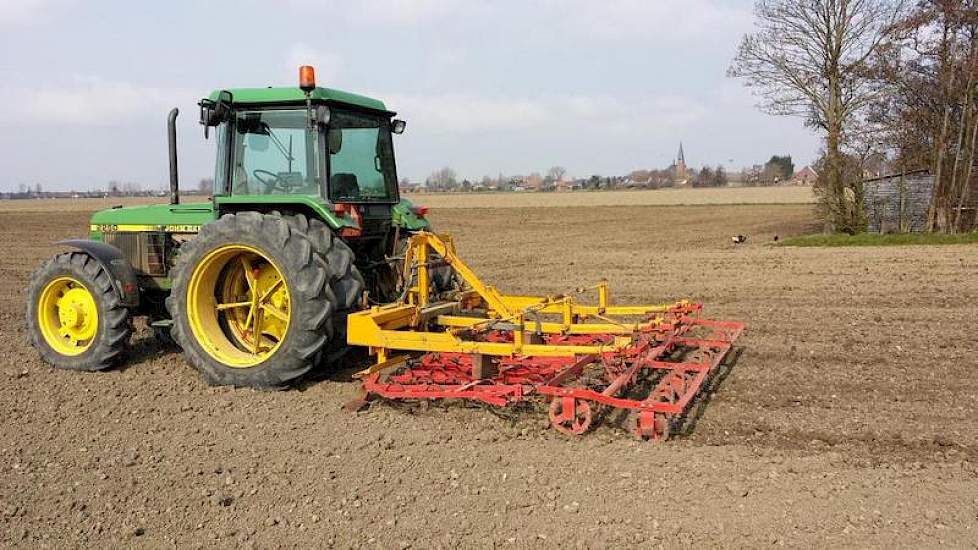 Vorige week heeft Mangnus het zaaibed voor de bieten klaargemaakt.