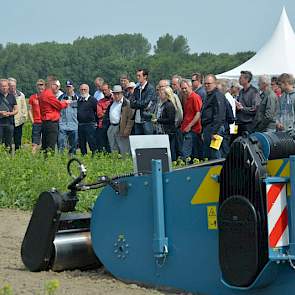 Limagrain toont mengsels van groenbemesters die passen binnen het GLB-beleid. Met een Imants-spitmachine voorzien van aangedreven drukrol is een groenbemester ingewerkt.