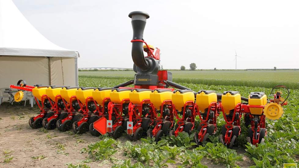 Homburg toont de 12-rijige Väderstadt Tempo zaaimachine. Deze machine zaait met behulp van perslucht, waardoor het zaad de vochtige grond wordt ingedrukt. Dankzij deze techniek kan de zaaimachine sneller rijden zonder kwaliteitverlies.