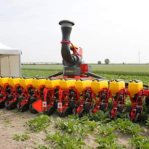 Homburg toont de 12-rijige Väderstadt Tempo zaaimachine. Deze machine zaait met behulp van perslucht, waardoor het zaad de vochtige grond wordt ingedrukt. Dankzij deze techniek kan de zaaimachine sneller rijden zonder kwaliteitverlies.