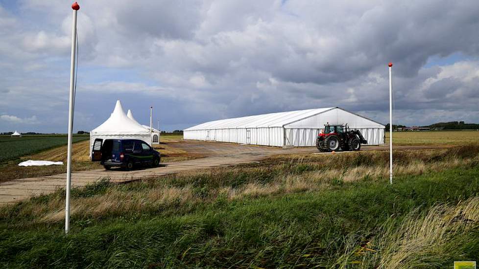 De reusachtige tent voor 'Uienplaza' biedt ruimte aan heel veel bedrijven en organisaties uit de uienketen. In tent vindt de presentatie van de nieuwe rassenlijst plaats. De rassen zijn ook te bekijken in de tent.