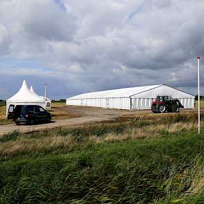 De reusachtige tent voor 'Uienplaza' biedt ruimte aan heel veel bedrijven en organisaties uit de uienketen. In tent vindt de presentatie van de nieuwe rassenlijst plaats. De rassen zijn ook te bekijken in de tent.