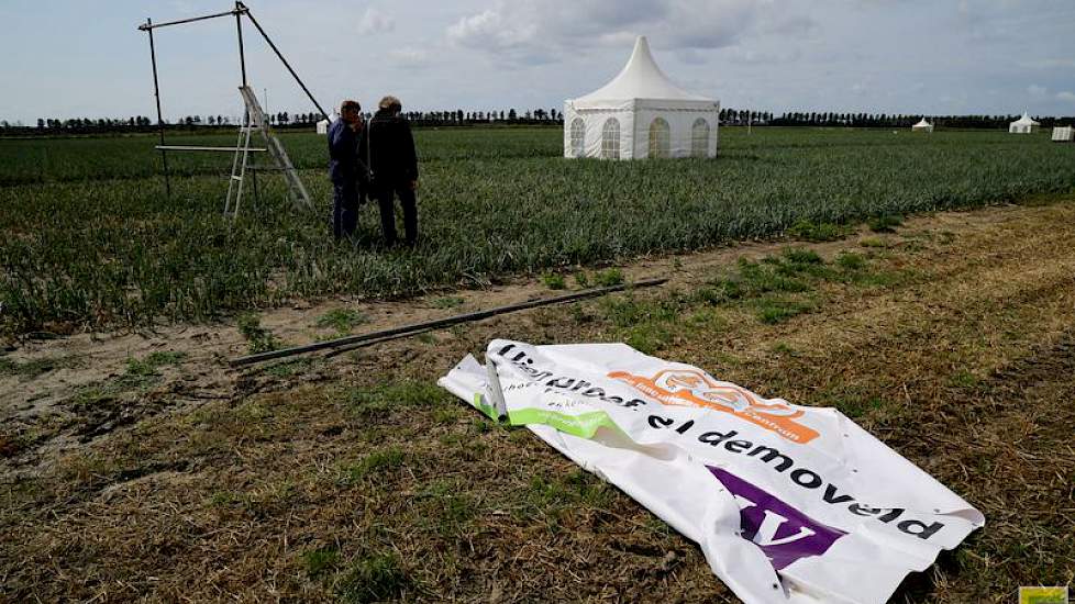 Het uienveld voor de editie 2015 van de UIendag ligt vlak naast de route vanaf de Zeelandbrug. Het spandoek hangt er morgen na de buien van woensdag.