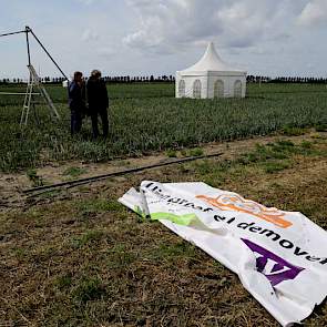 Het uienveld voor de editie 2015 van de UIendag ligt vlak naast de route vanaf de Zeelandbrug. Het spandoek hangt er morgen na de buien van woensdag.