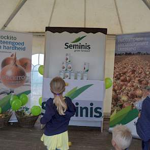 Voor de kinderen is er blik gooien in de stand van Seminis.