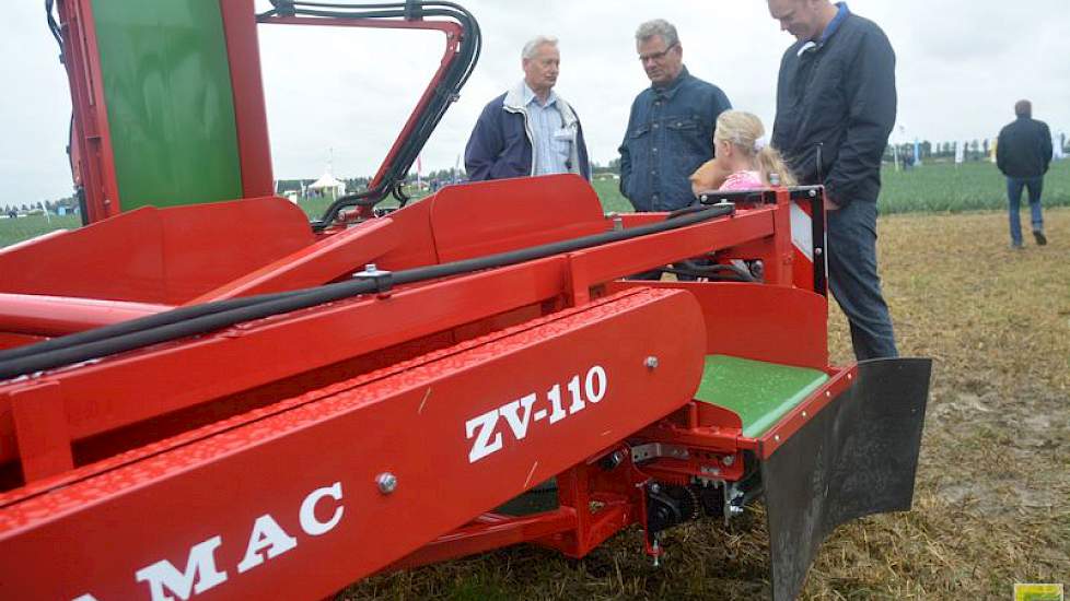 Bij de proefvelden staan (combinaties van) oogstmachines van onder meer Amac, Holaras en Mac Louis.