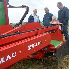 Bij de proefvelden staan (combinaties van) oogstmachines van onder meer Amac, Holaras en Mac Louis.