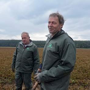 De voorlopige inschatting van de taxateurs: van het perceel van 12 hectare is nog 0,5 hectare goed. ‘Meestal doen we het andersom’, zegt Gommeren. ‘Dan kijken we hoeveel van de oogst rot is. Nu kijken we wat nog goed is.’