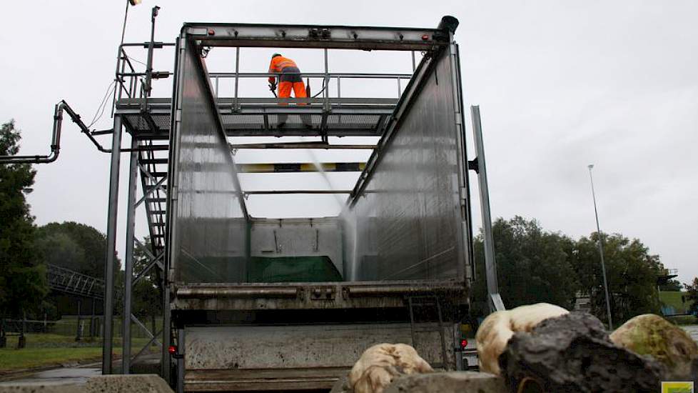 In precies 8 minuten kan een chauffeur het terein weer verlaten via de uitweegbrug. Dit is inclusief een bekertje koffie. Alleen als de wagen schoon moet om pulp mee terug te vervoeren, duurt het langer.