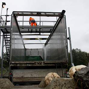 In precies 8 minuten kan een chauffeur het terein weer verlaten via de uitweegbrug. Dit is inclusief een bekertje koffie. Alleen als de wagen schoon moet om pulp mee terug te vervoeren, duurt het langer.