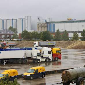 In de silo’s met blauwe streep bevindt zich de suiker. De verwerking van biet tot suiker neemt 24 uur in beslag. In het midden van de foto de voorraad voor zondag.