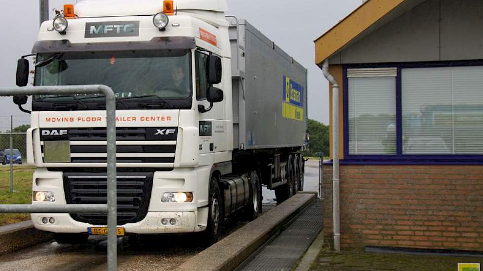 Via een onbemande weegbrug gaat via een pasje van de chauffeur de planning naar de kraan bij de teler en andersom. Als de gegevens van de teler zijn uitgelezen, gaat pas de slagboom omhoog in Dinteloord.