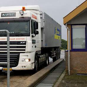 Via een onbemande weegbrug gaat via een pasje van de chauffeur de planning naar de kraan bij de teler en andersom. Als de gegevens van de teler zijn uitgelezen, gaat pas de slagboom omhoog in Dinteloord.