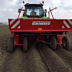 Aansluitend gaat Pieperline verder met het planten van de rassen Première, Frieslander en Doré.