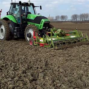 Medewerker Theo de Engelsman bestuurt de trekker met de pootmachine.