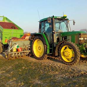 Loonbedrijf Boonman plantte ruim 4 hectare plantuien van het ras Red Ray. Als voorvrucht had akkerbouwer Harm van Hoeve tarwe. Het perceel is nu acht jaar niet geploegd. ‘De structuur is heel mooi’, aldus de teler.