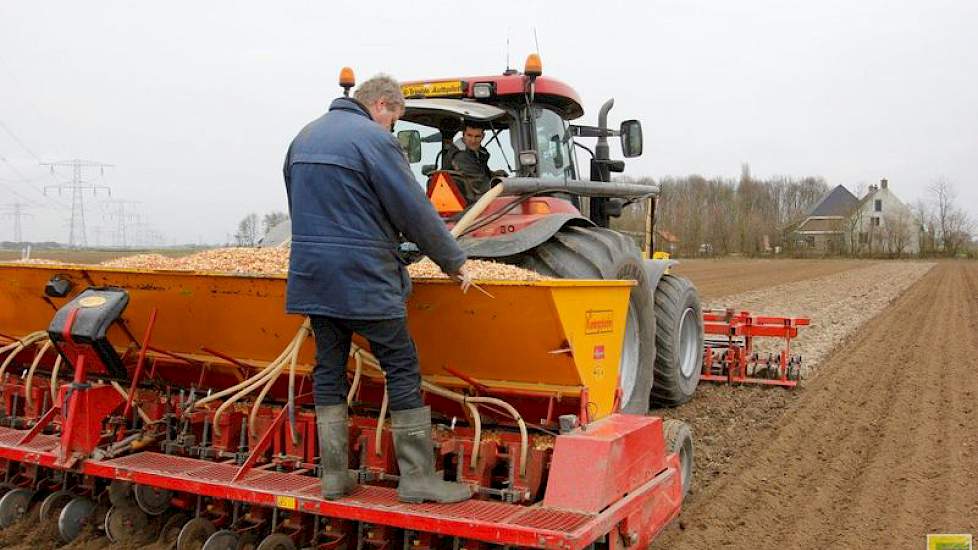 Volgens Raymond Lokers is het planttijdstip in de weken van 14 tot 25 maart vergeleken met andere jaren normaal. Hij hoopt dat het tot zaterdag droog blijft. „Dan zit het meeste erin”, volgens de loonwerker.