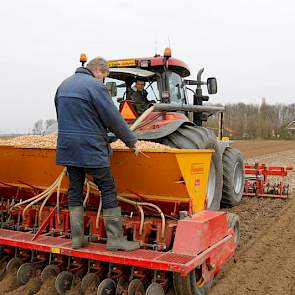 Volgens Raymond Lokers is het planttijdstip in de weken van 14 tot 25 maart vergeleken met andere jaren normaal. Hij hoopt dat het tot zaterdag droog blijft. „Dan zit het meeste erin”, volgens de loonwerker.