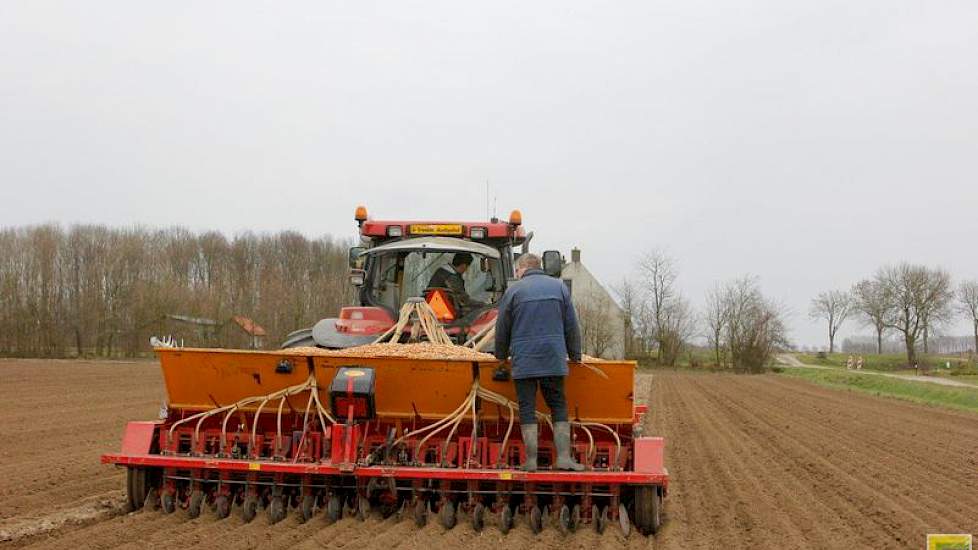 Bij Loonbedrijf Lokers beschikken ze over plantcombinaties voor 1,5 en 2,25 meter brede bedden. De combinatie die bij Wijtvliet reed kan twee bedden van 2,25 meter of drie van anderhalve meter planten. Hij kan op smalle banden rijden en planten op onbered