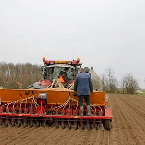 Bij Loonbedrijf Lokers beschikken ze over plantcombinaties voor 1,5 en 2,25 meter brede bedden. De combinatie die bij Wijtvliet reed kan twee bedden van 2,25 meter of drie van anderhalve meter planten. Hij kan op smalle banden rijden en planten op onbered