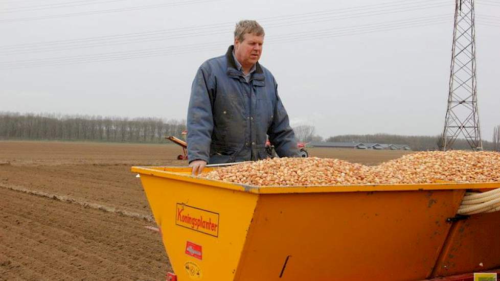 Wijtvliet kijkt mee bij het planten. De grond is mooi droog. „Deze grond is 25 tot 35 procent afslibbaar”, aldus de teler.