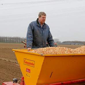 Wijtvliet kijkt mee bij het planten. De grond is mooi droog. „Deze grond is 25 tot 35 procent afslibbaar”, aldus de teler.