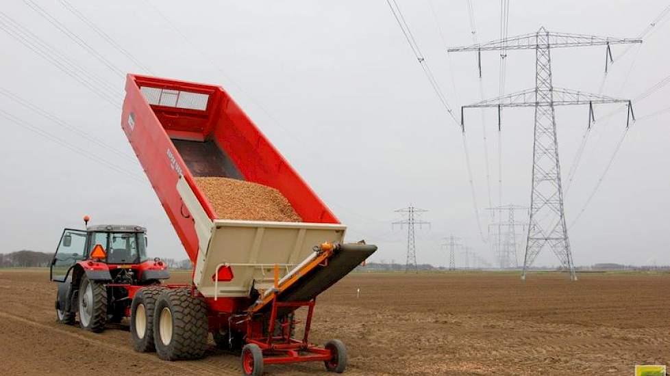 Totaal plant Loonbedrijf Lokers 250 hectare in zijn werkgebied West-Brabant. De eerste uien plantte het bedrijf op 6 februari. Raymond Lokers: „Die staan nu mooi boven. De grote hoop gebeurt nu. We zijn ook al begonnen met bieten zaaien en hebben de eerst