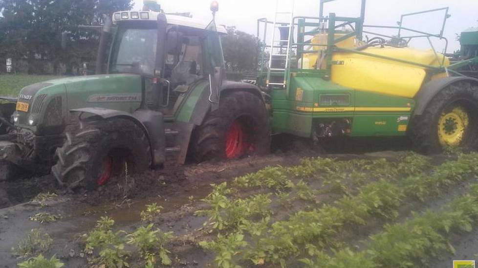 Door de extreme natheid viel het niet mee om de aardappelen te beschermen tegen phytophthora. Foto: Rob Meeuwissen