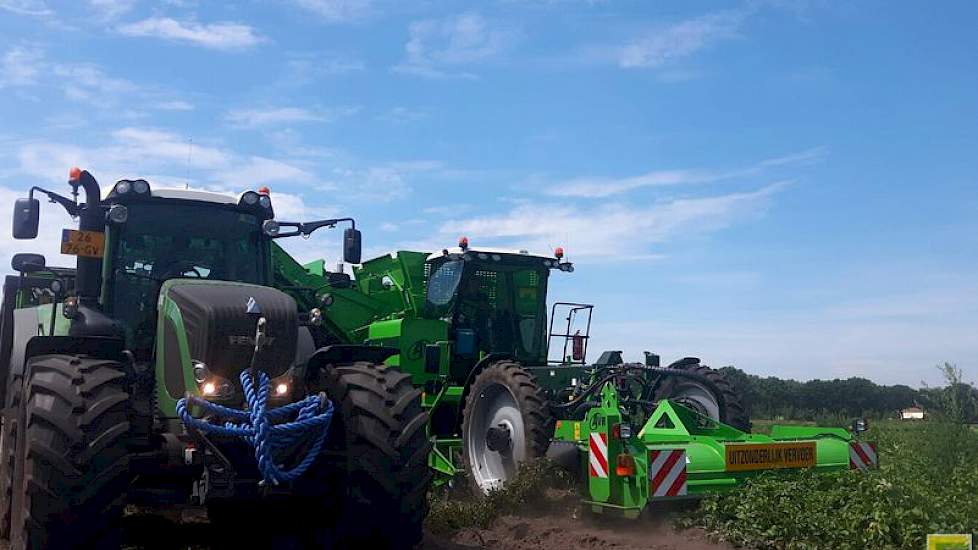 Het loonbedrijf beschikt over vier aardappelrooiers. Zelf teelt Kuunders circa 100 hectare aardappelen.