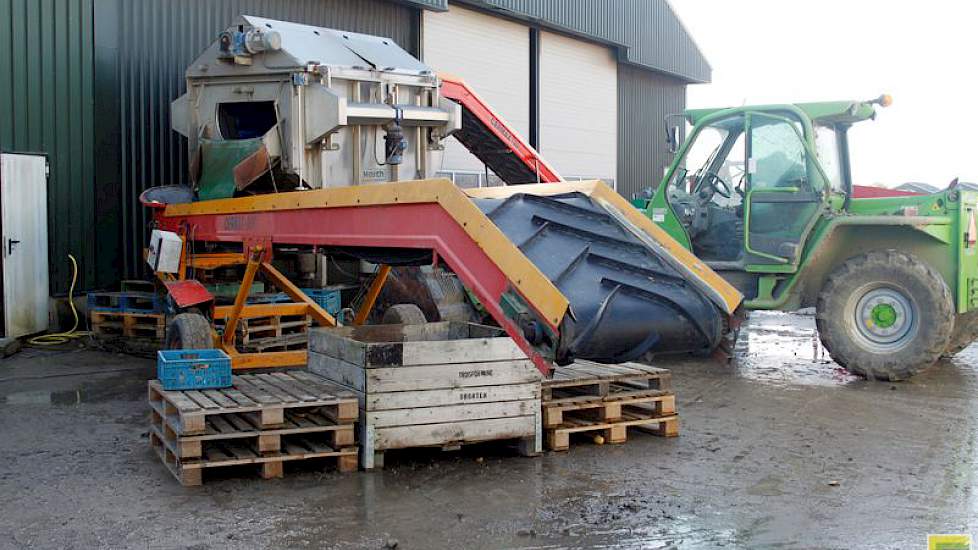 Nu staat de tijdelijke opstelling, met ingehuurde was-borstelmachine, nog buiten. Binnenkort verhuist het geheel naar binnen.