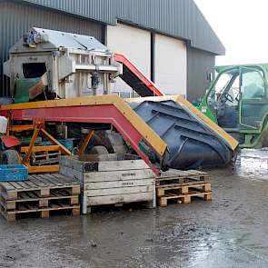 Nu staat de tijdelijke opstelling, met ingehuurde was-borstelmachine, nog buiten. Binnenkort verhuist het geheel naar binnen.