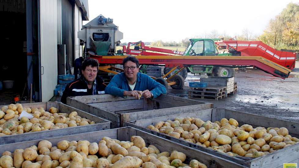 Marco (links) en Meeuw de Bruijne bij een partij Agria, klaar voor transport naar het Frites Atelier.