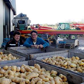 Marco (links) en Meeuw de Bruijne bij een partij Agria, klaar voor transport naar het Frites Atelier.