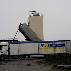 Na bemonstering lossen de chauffeurs de vracht, dan wel gekiept, dan wel eruit geduwd.