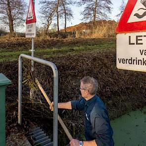 Voor deze reinigingsklus in Liessel is enige spierkracht zeker geen overbodige luxe.