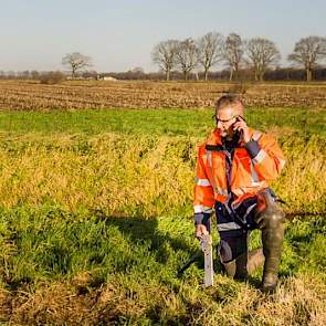 In het open veld is er even telefonisch overleg met een collega die elders in het district op pad is.