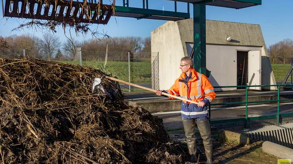 Bij de krooshekreiniger Stipdonk verwijdert Boom ook alle opgeviste plastic en trekt hij de top van de berg groenafval uit elkaar. Dit om te voorkomen dat  Stille Willie in storing  valt en zijn bijnaam echt eer aan doet.